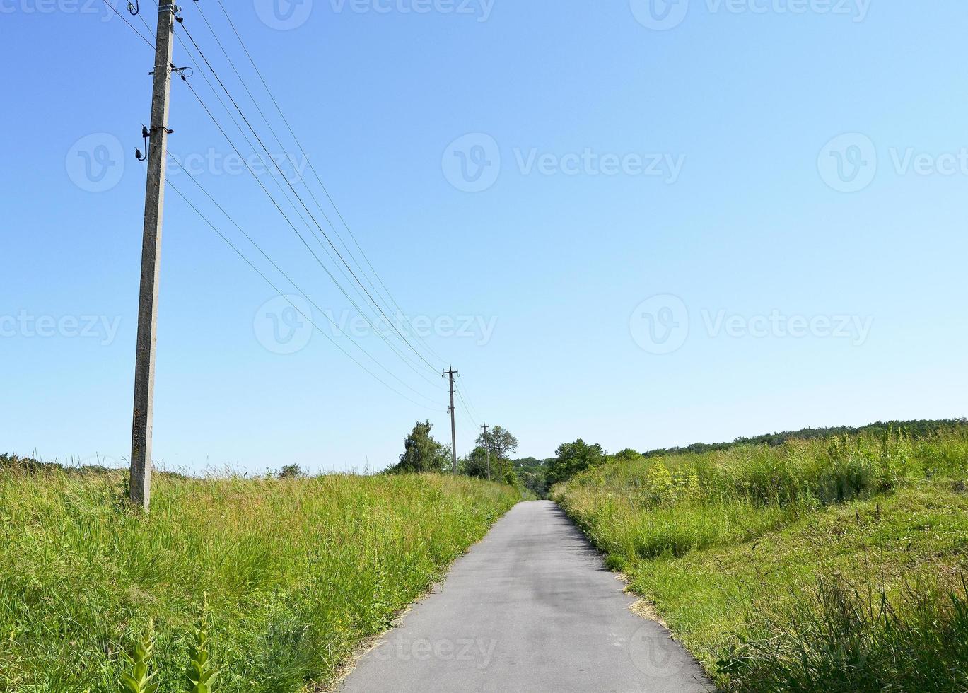 bela estrada de asfalto vazia na zona rural em fundo colorido foto