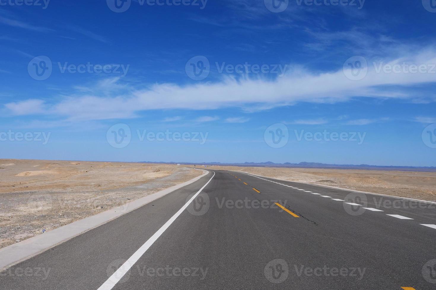 estrada da estrada sob o céu azul ensolarado em dunhuang gansu china. foto