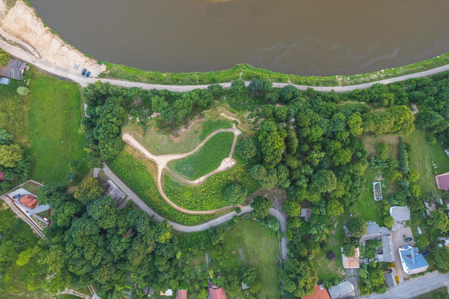 drohiczyn, polônia 2021 - vista de cima para baixo da colina na cidade de drohiczyn foto