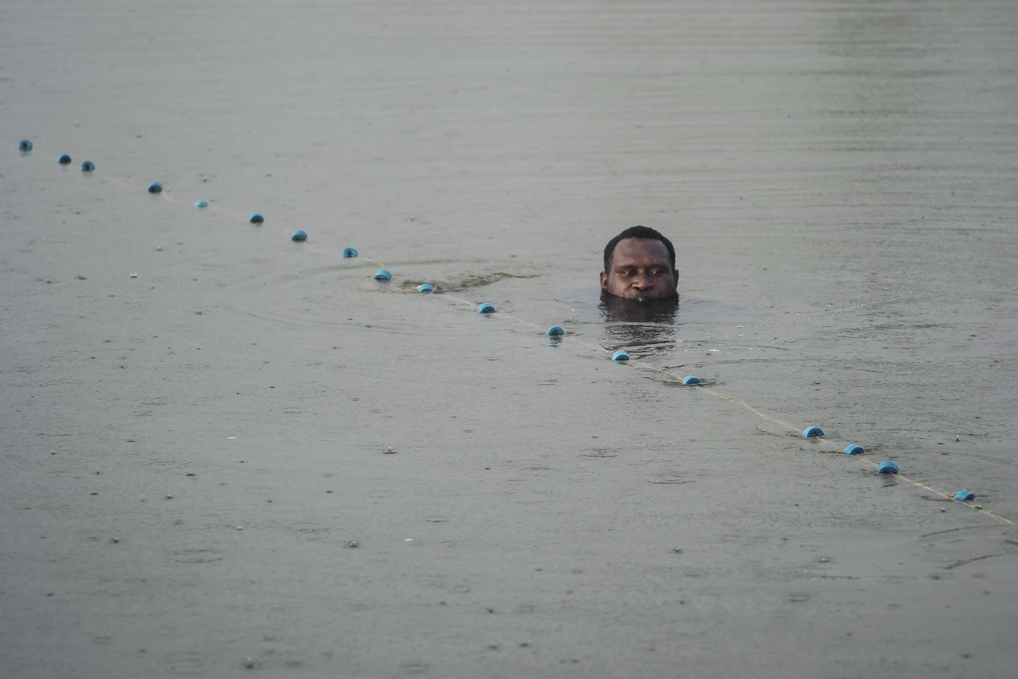 sorong, indonésia 2021 - pescadores de lago foto