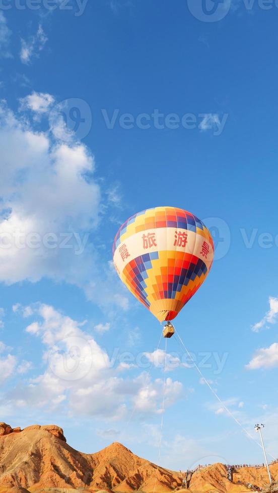 balão de ar quente no relevo de Zhangyei Danxia, Gansu China foto