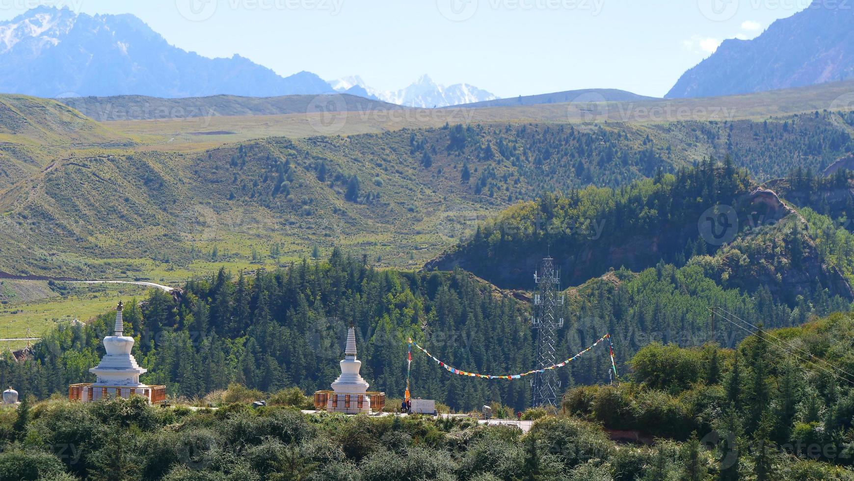 bela paisagem vista do templo mati em zhangye gansu china. foto