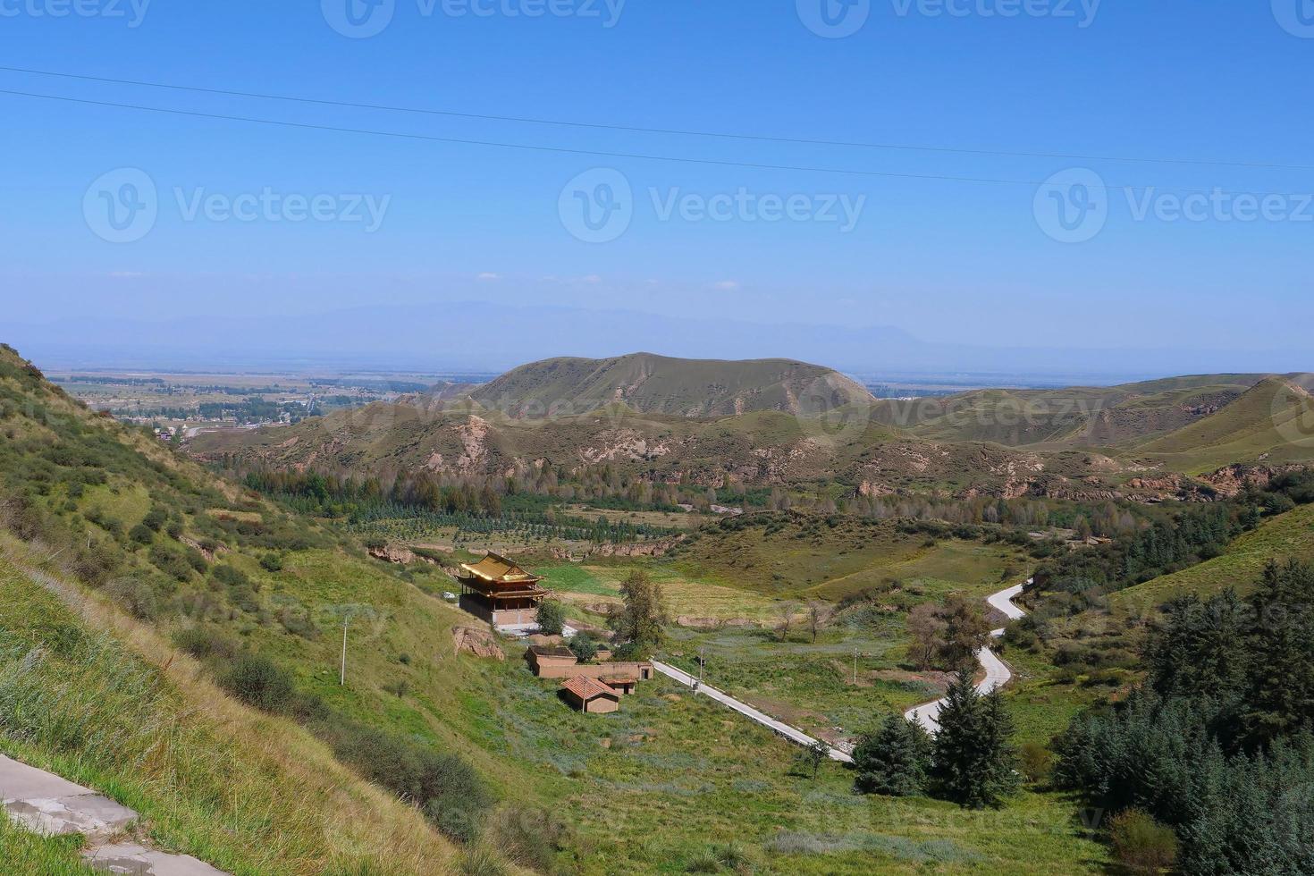 bela paisagem vista do templo mati em zhangye gansu china. foto