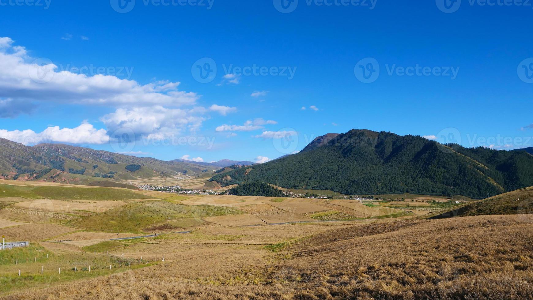 a área cênica da montanha de qilian, monte drow, na china de qinghai. foto