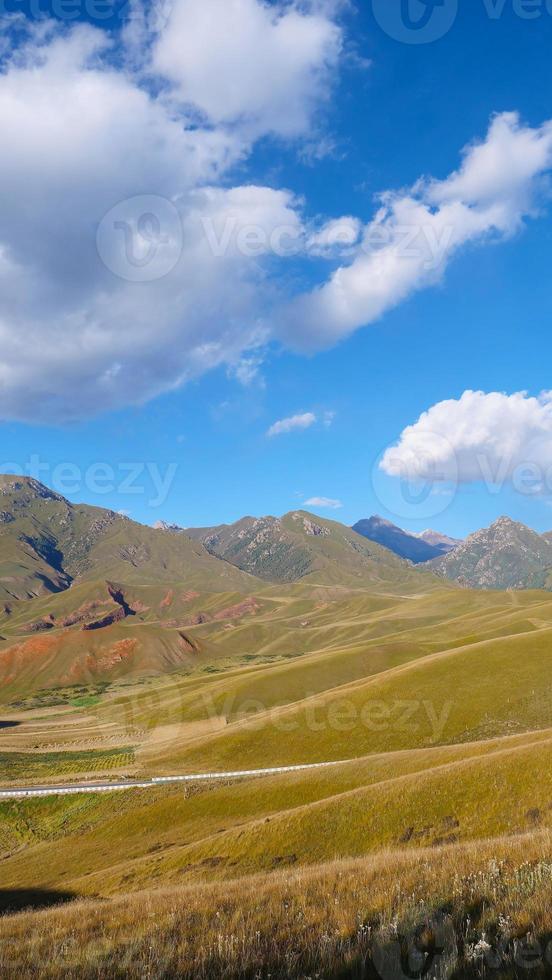 a área cênica da montanha de qilian, monte drow, na china de qinghai. foto