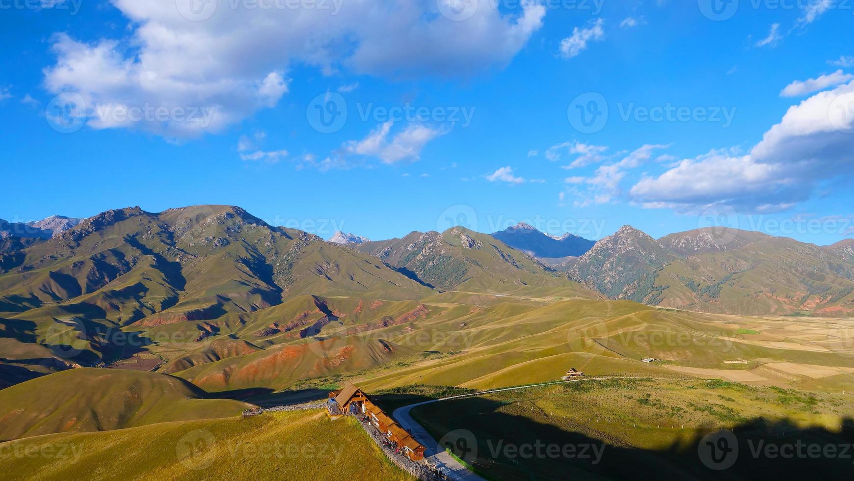 a área cênica da montanha de qilian, monte drow, na china de qinghai. foto