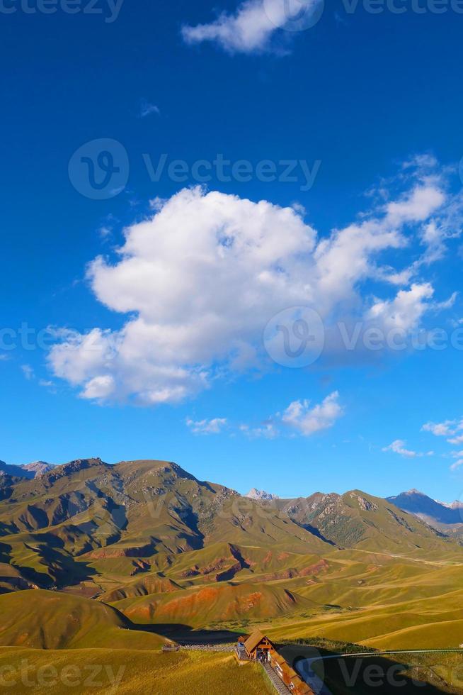 a área cênica da montanha de qilian, monte drow, na china de qinghai. foto