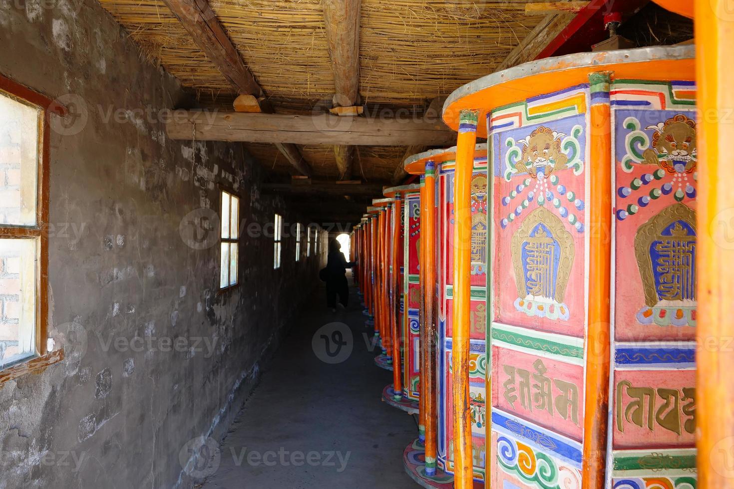 roda de oração no templo de arou da em qinghai china. foto