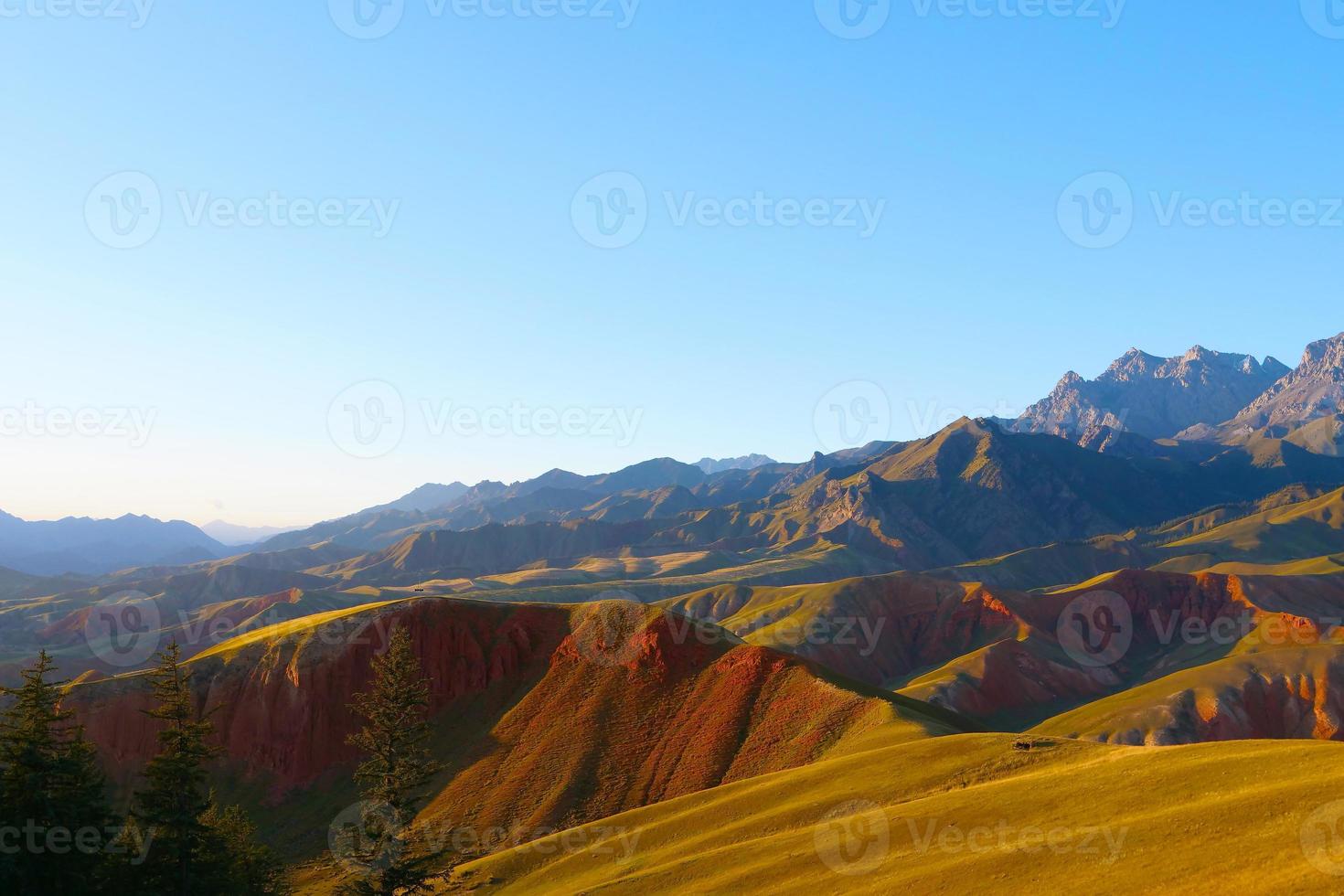 a área cênica da montanha de qilian, monte drow, na china de qinghai. foto