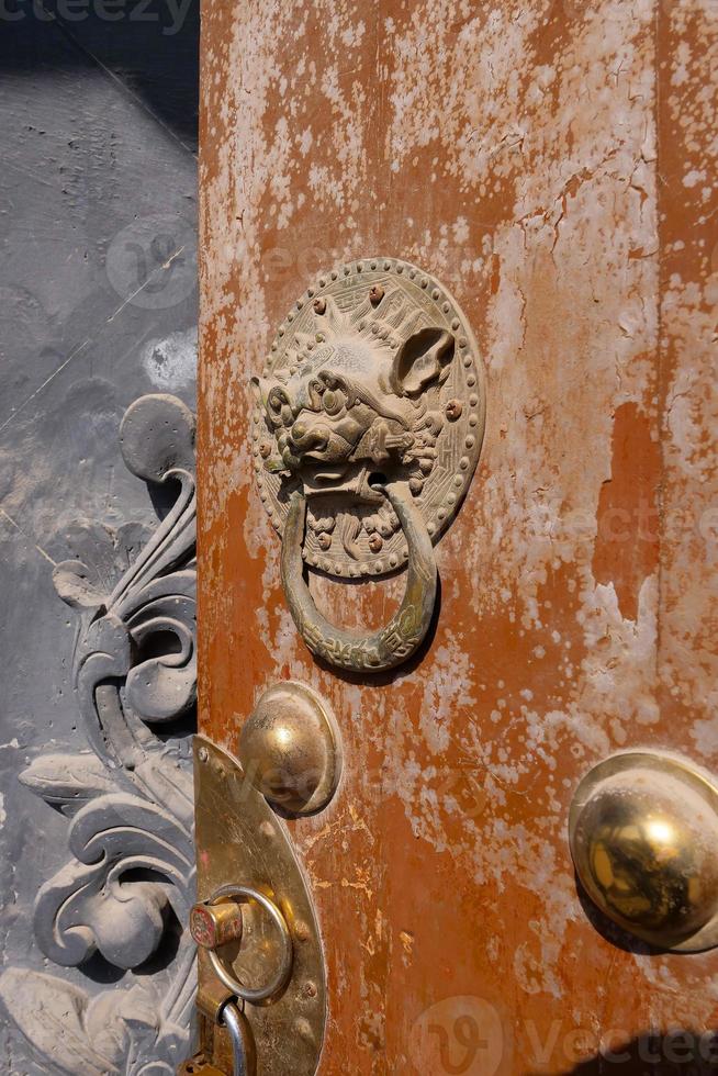 anel de leão de porta tradicional no templo de tulou da montanha beishan, china. foto