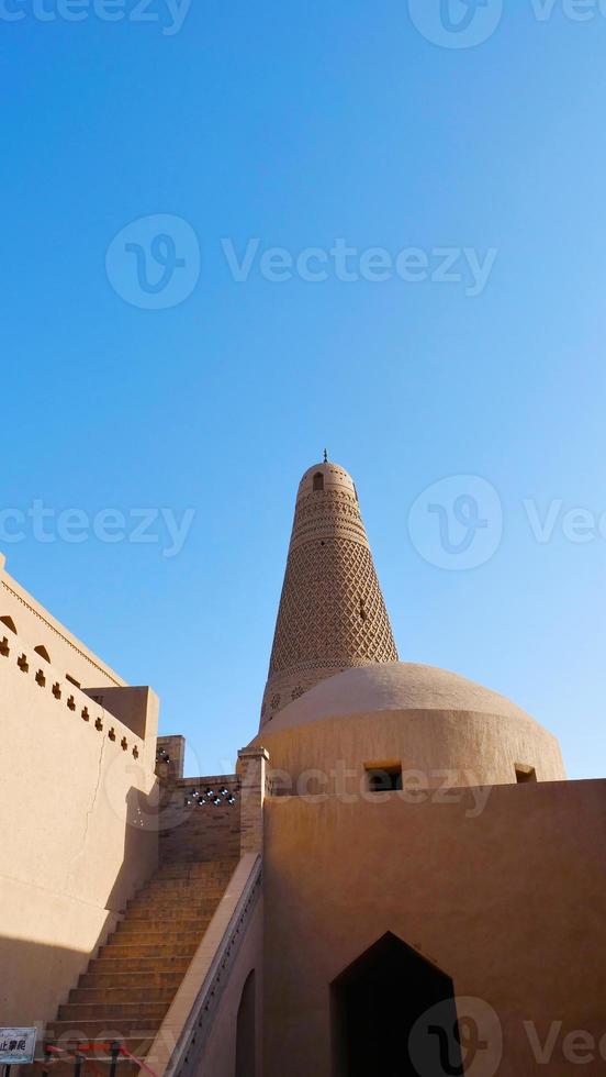 minarete de emin ou torre de sugong em turpan xinjiang, china. foto