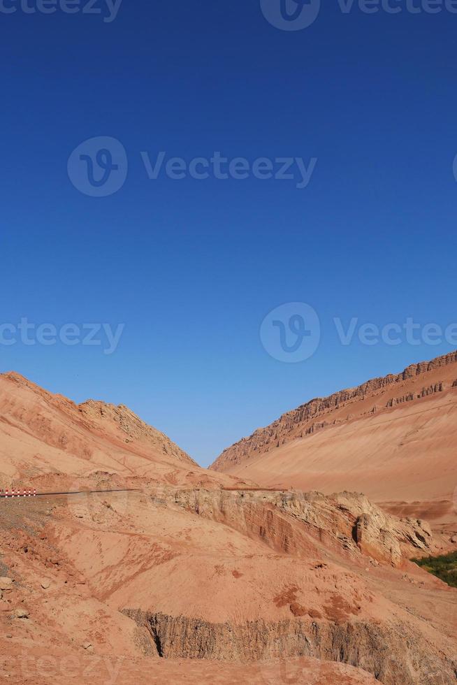 vale da montanha em chamas na província de turpan xinjiang, china. foto