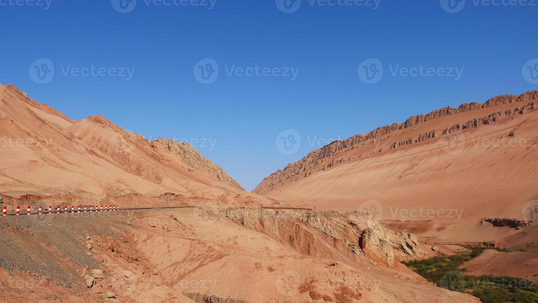 vale da montanha em chamas na província de turpan xinjiang, china. foto