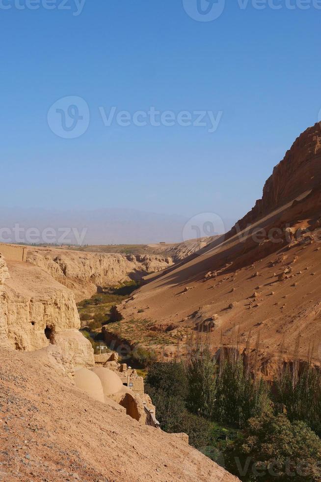 vale da montanha em chamas na província de turpan xinjiang, china. foto