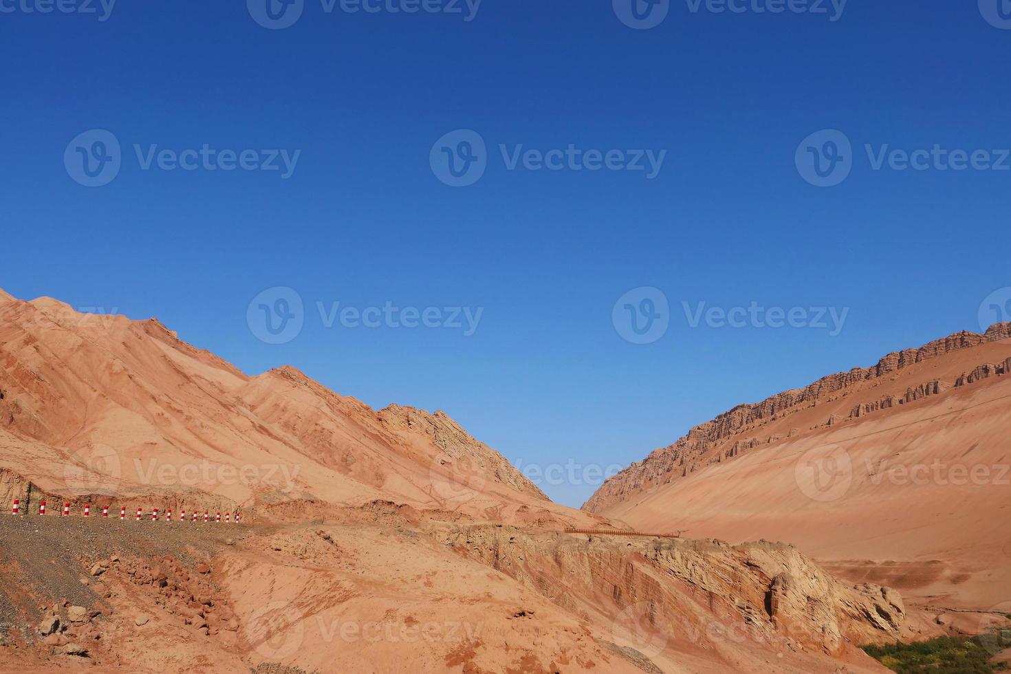 vale da montanha em chamas na província de turpan xinjiang, china. foto