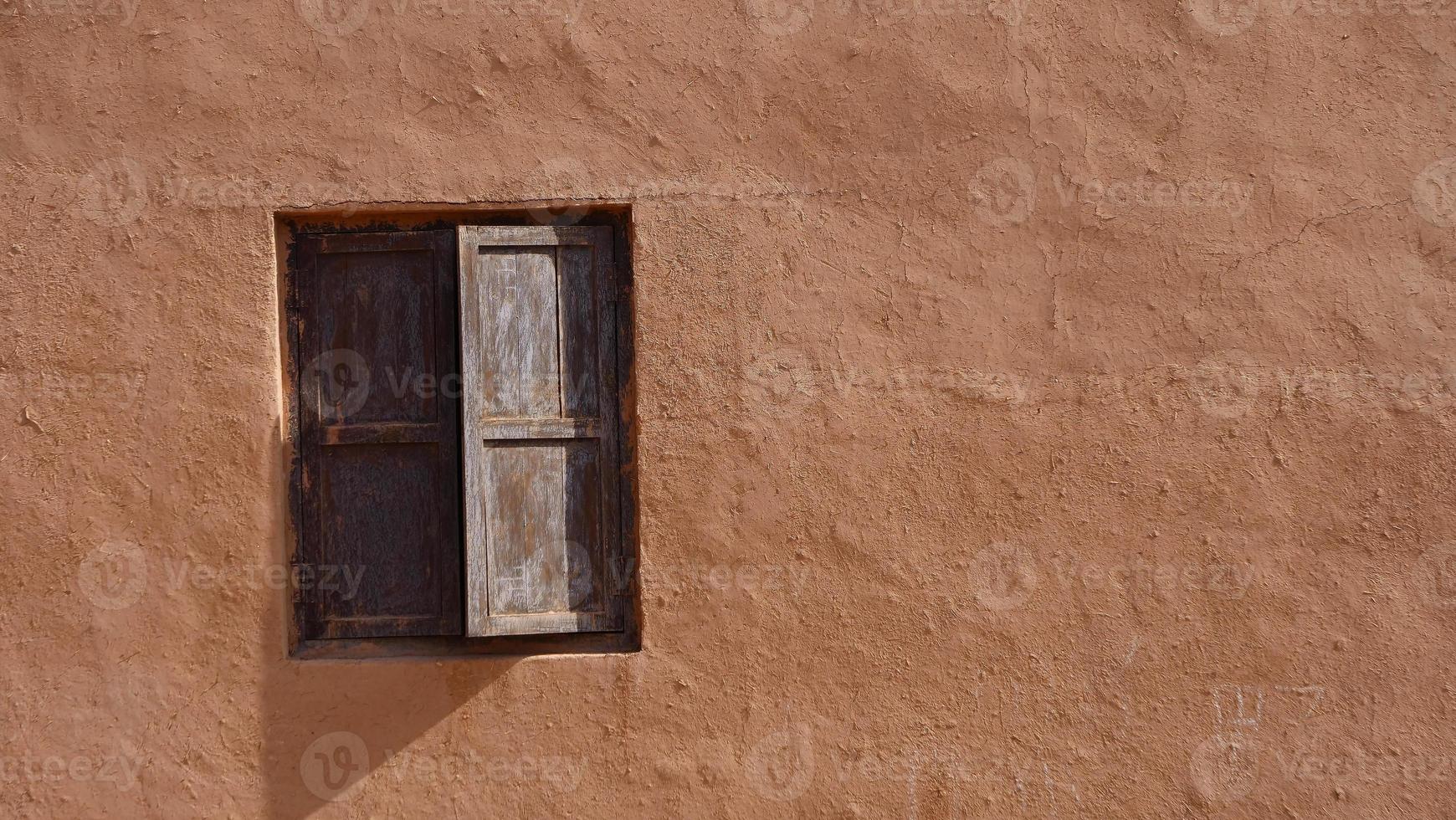 janela de madeira da parede da casa antiga no vale da vila de Tuyoq, em xinjiang, china foto