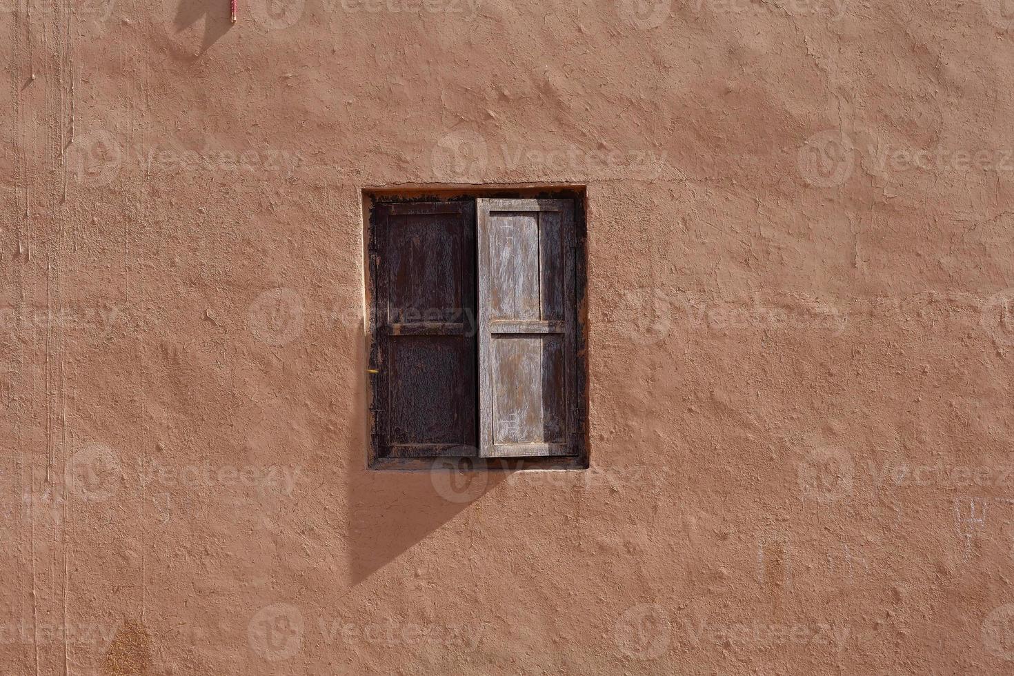 parede da casa velha e janela de madeira da vila de tuyoq Valleyxinjiang china. foto