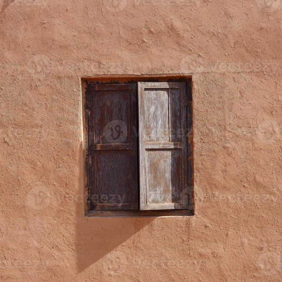parede da casa velha e janela de madeira da vila de tuyoq Valleyxinjiang china. foto