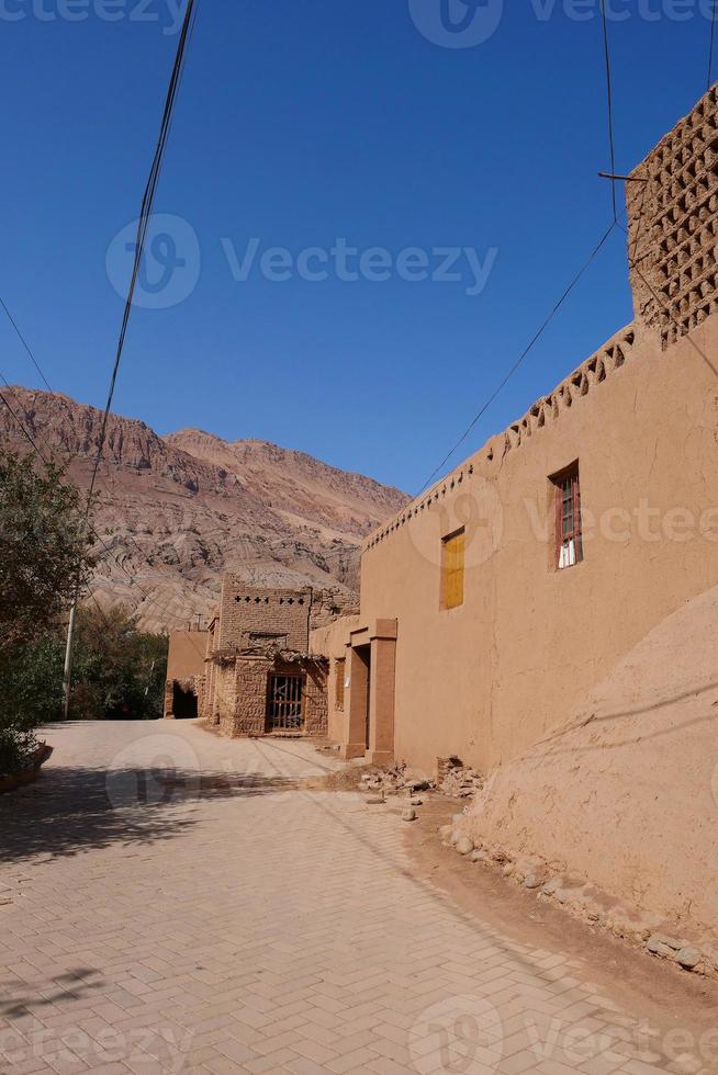 velha casa no vale da vila de tuyoq inturpan xinjiang, província china. foto