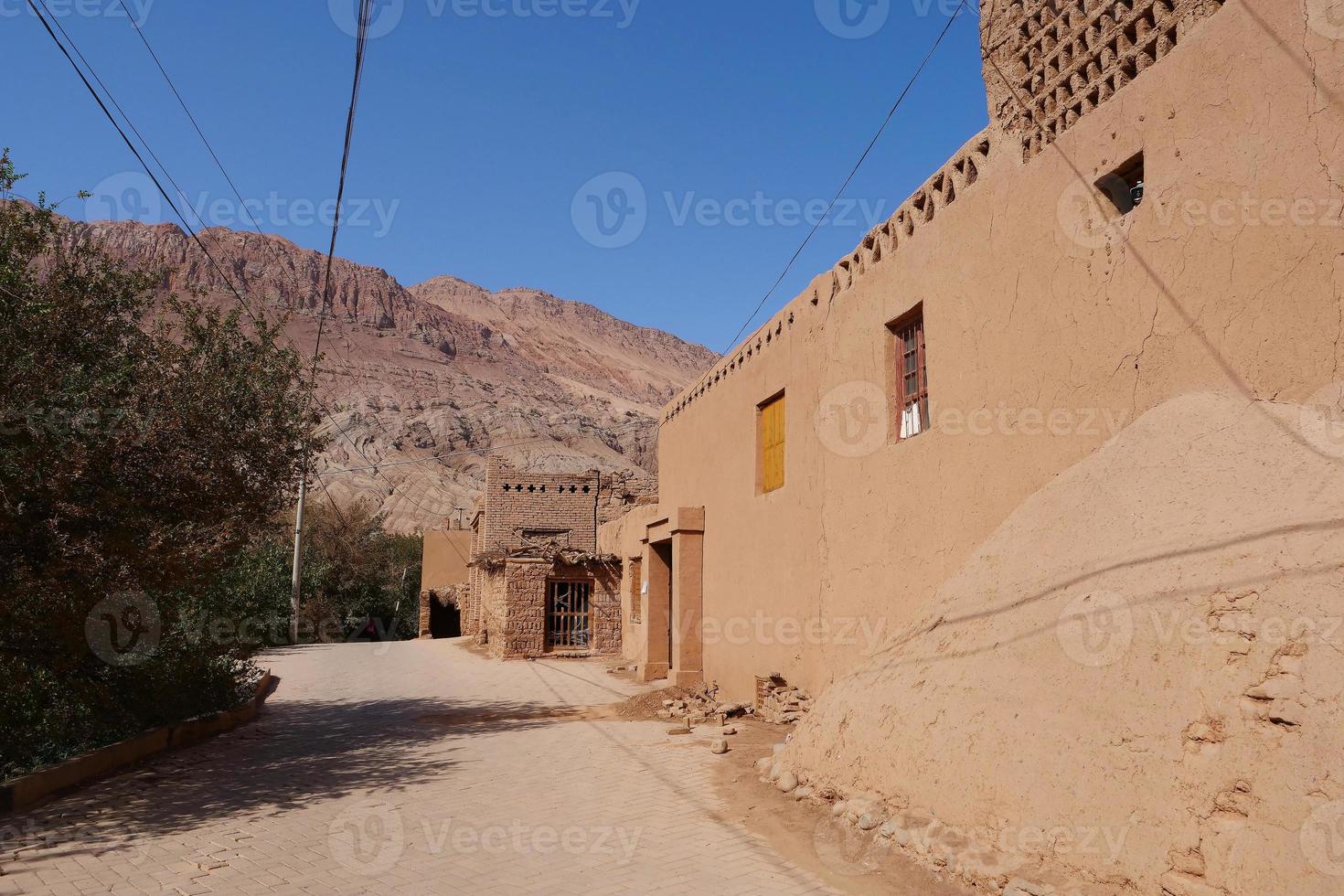 velha casa no vale da vila de tuyoq inturpan xinjiang, província china. foto