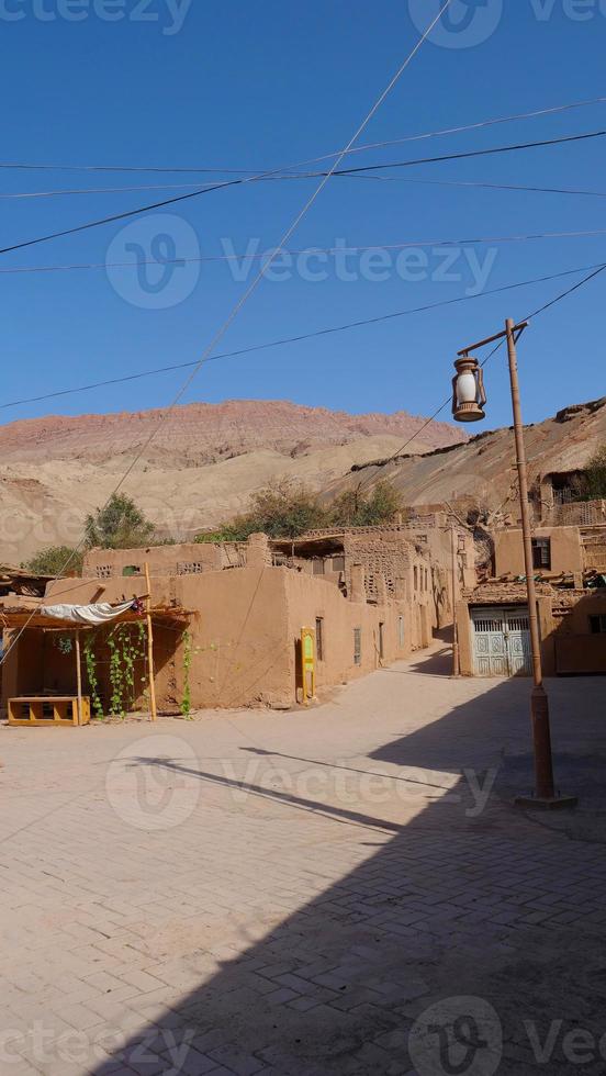 velha casa no vale da vila de tuyoq inturpan xinjiang, província china. foto