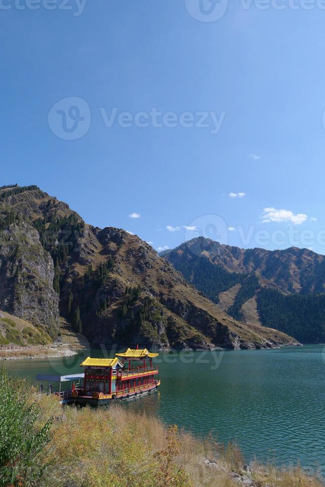 lago do céu das montanhas celestiais em xinjiang china. foto