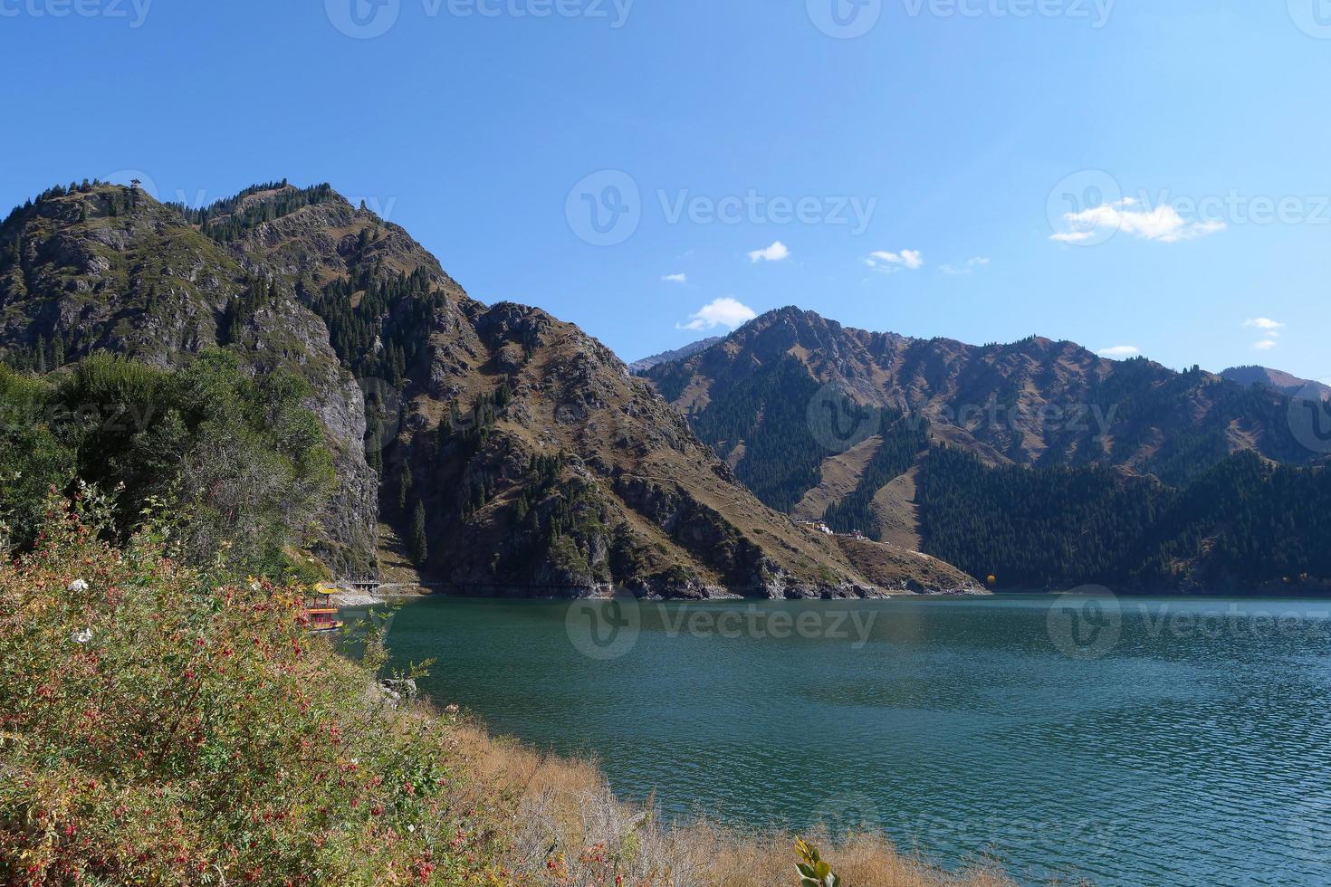 lago do céu das montanhas celestiais em xinjiang china. foto