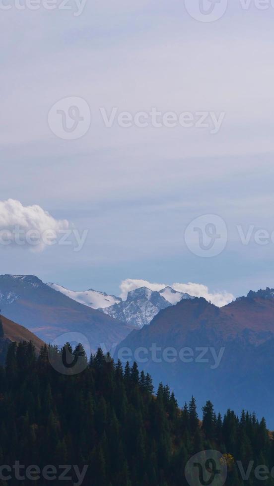 lago do céu das montanhas celestiais em xinjiang china. foto