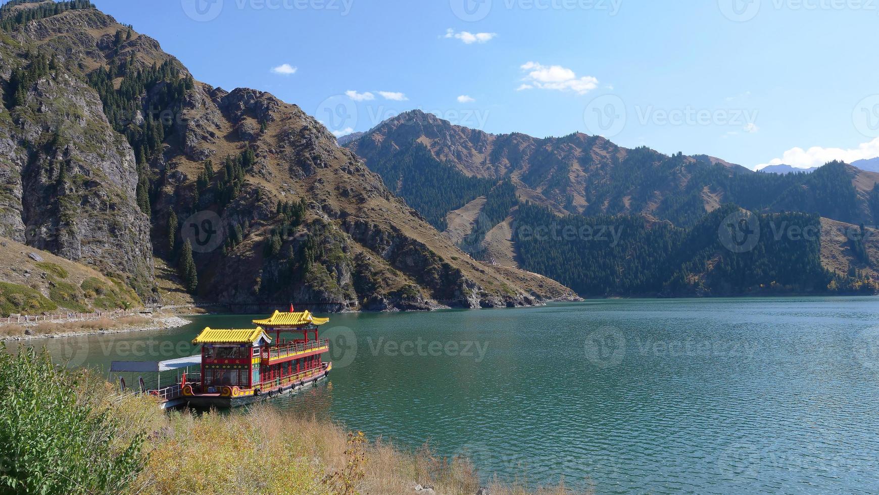 lago do céu das montanhas celestiais em xinjiang china. foto