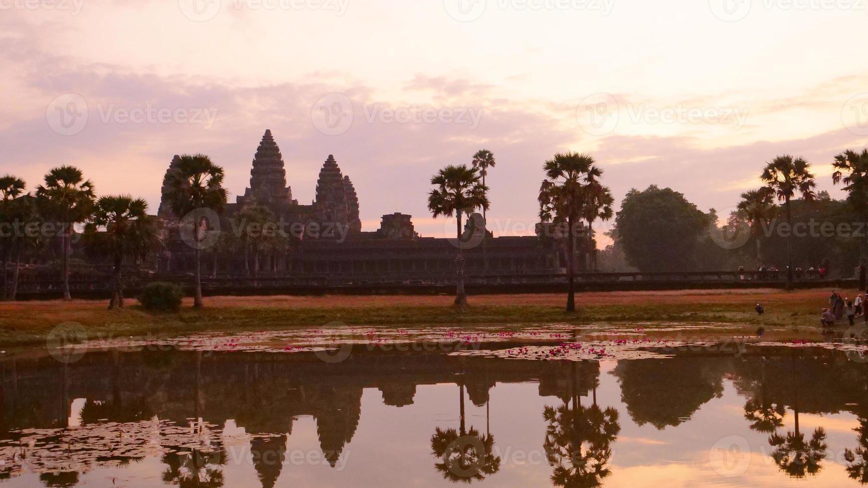 herança de templo antigo angkor wat ao amanhecer em siem resma, camboja foto