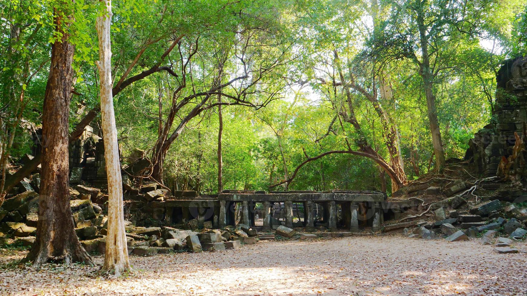 Beng Meal e ruínas de um templo antigo em Sieam Ream, Camboja foto