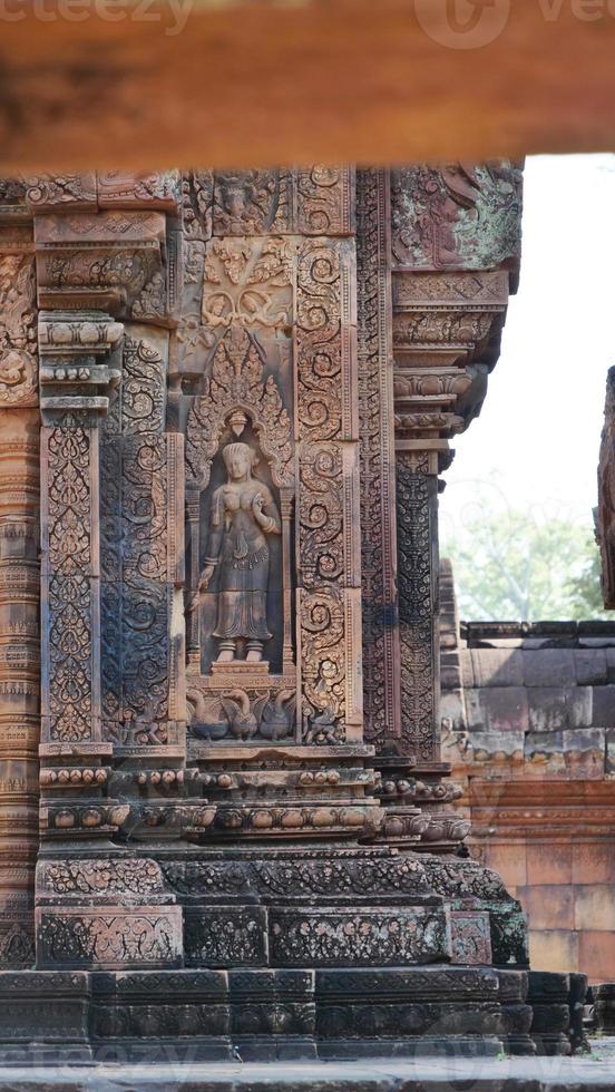 ruína de pedra esculpida no templo de banteay srei angkor, siem reap, foto