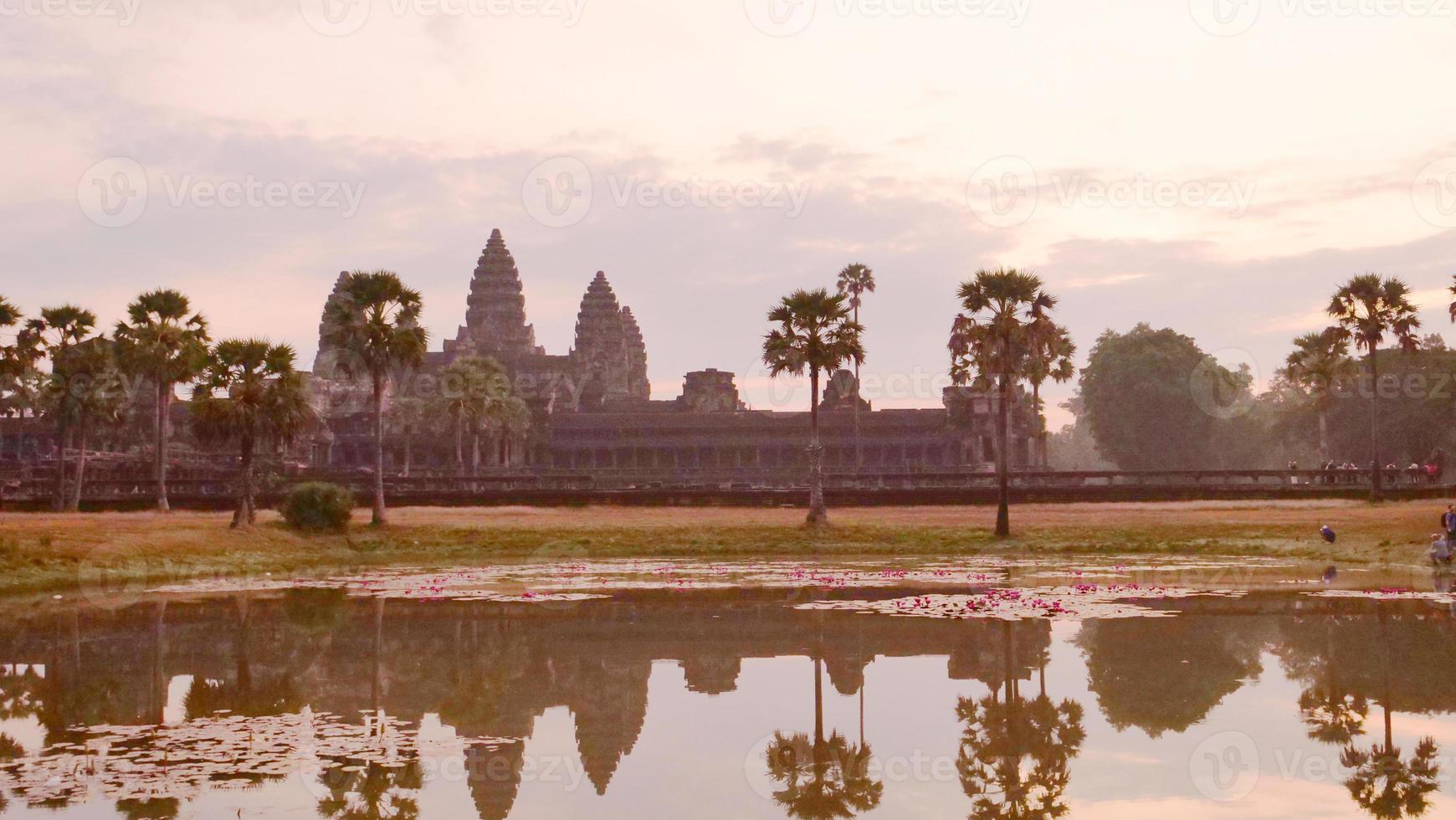 herança de templo antigo angkor wat ao amanhecer em siem resma, camboja foto