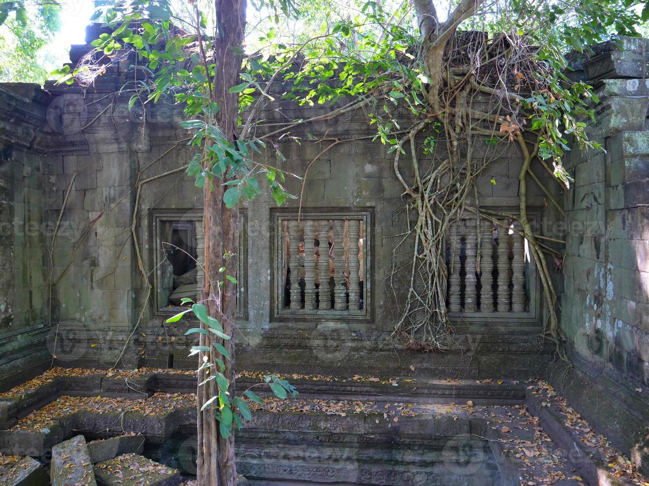 Beng Meal e ruínas de um templo antigo em Sieam Ream, Camboja foto