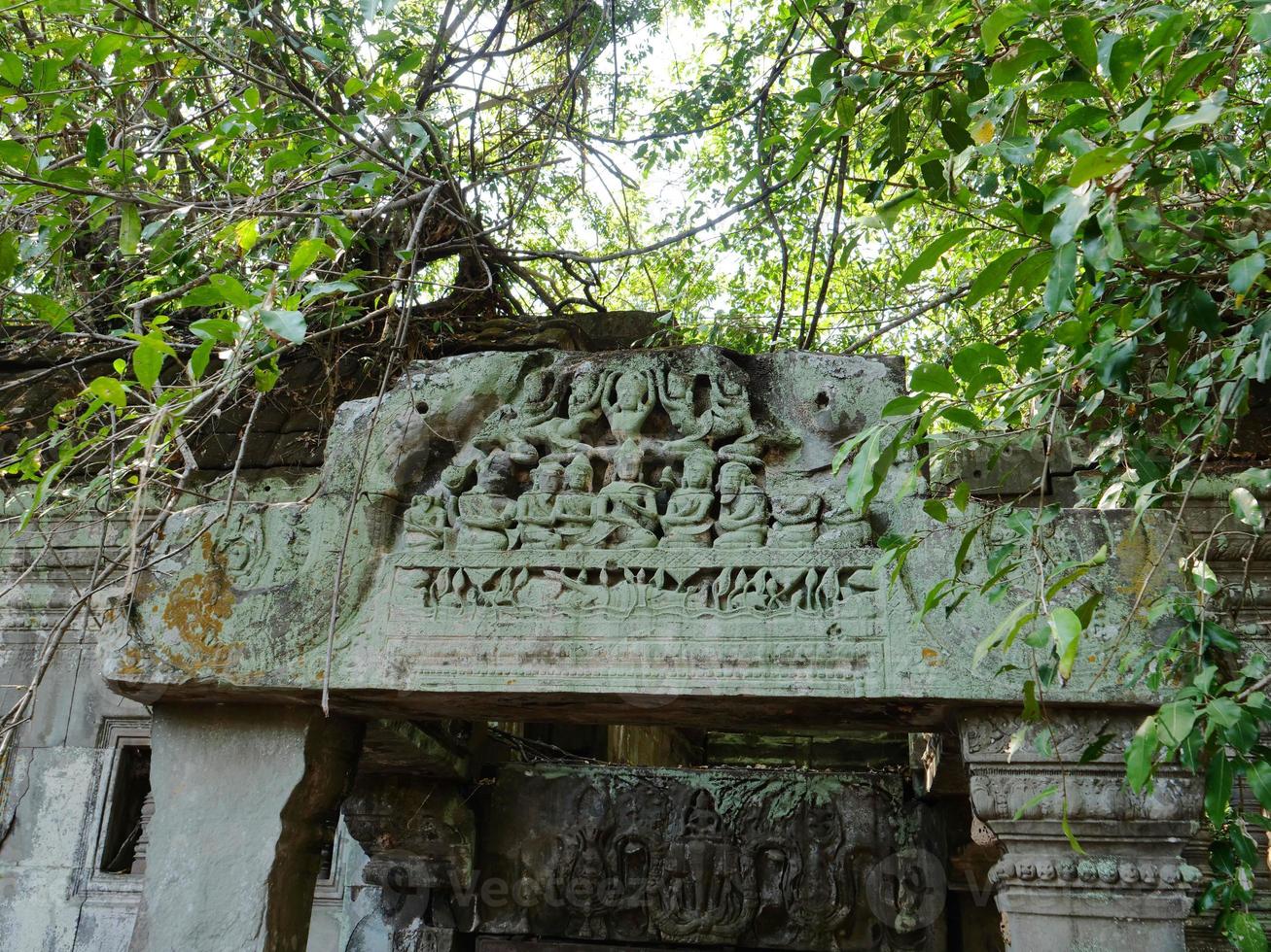 Beng Meal e ruínas de um templo antigo em Sieam Ream, Camboja foto