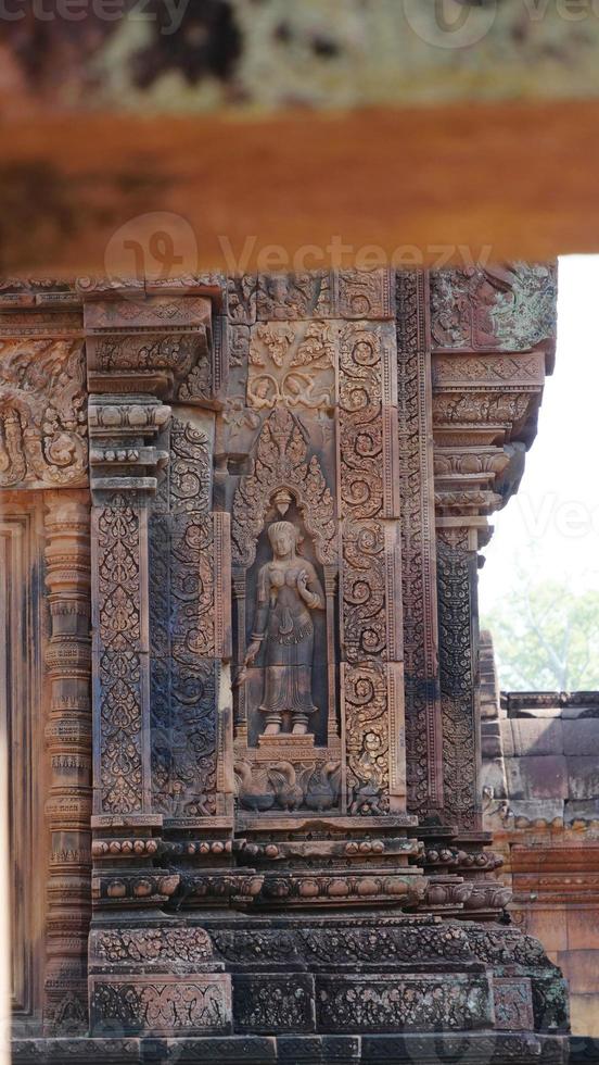 ruína de pedra esculpida no templo de banteay srei angkor, siem reap, foto