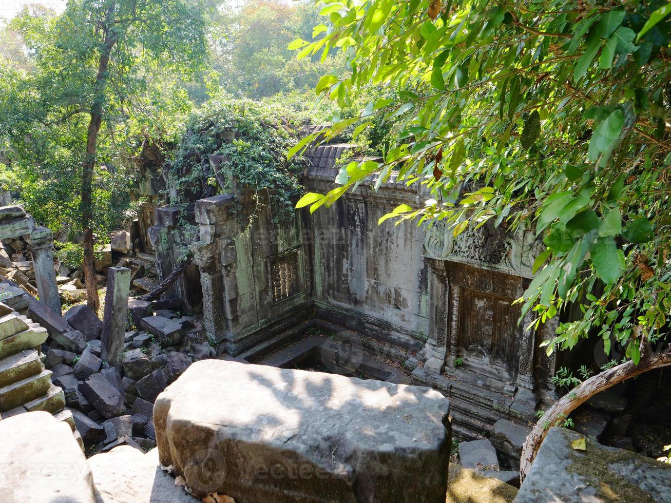 Beng Meal e ruínas de um templo antigo em Sieam Ream, Camboja foto