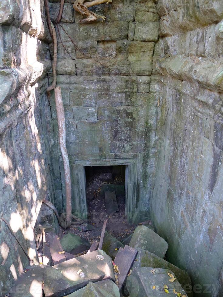 Beng Meal e ruínas de um templo antigo em Sieam Ream, Camboja foto