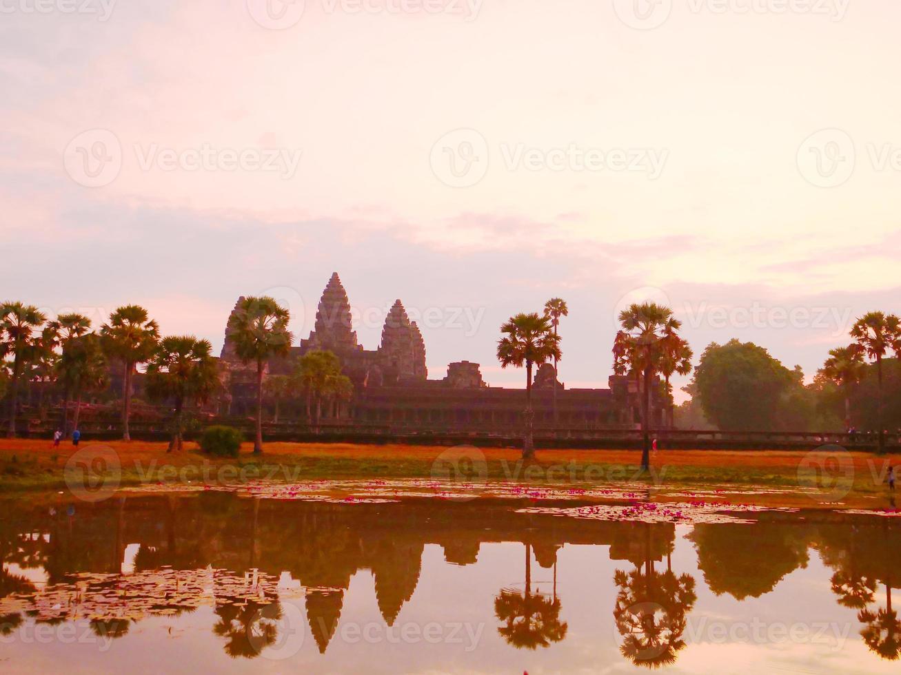 herança de templo antigo angkor wat ao amanhecer em siem resma, camboja foto