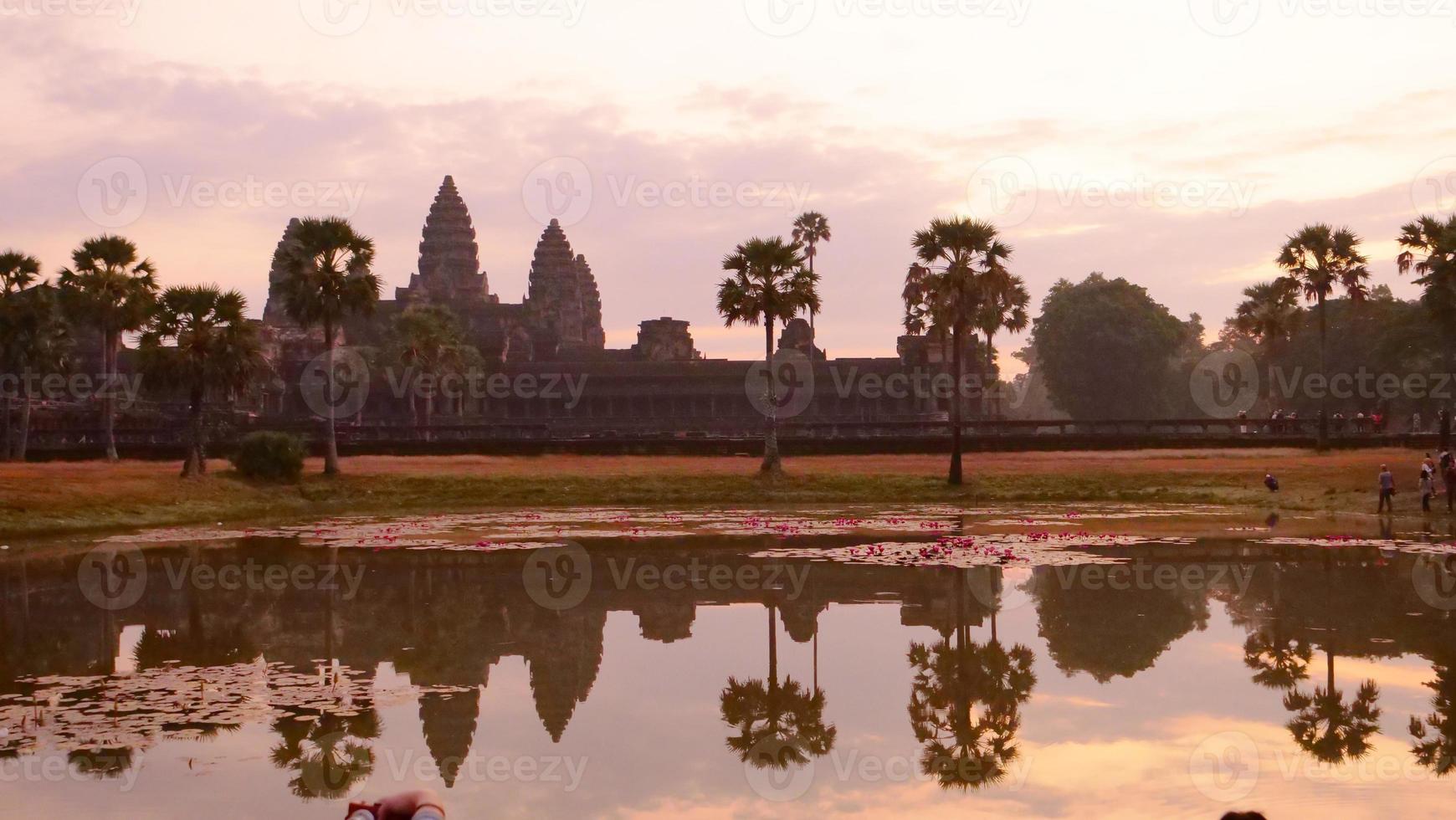 herança de templo antigo angkor wat ao amanhecer em siem resma, camboja foto