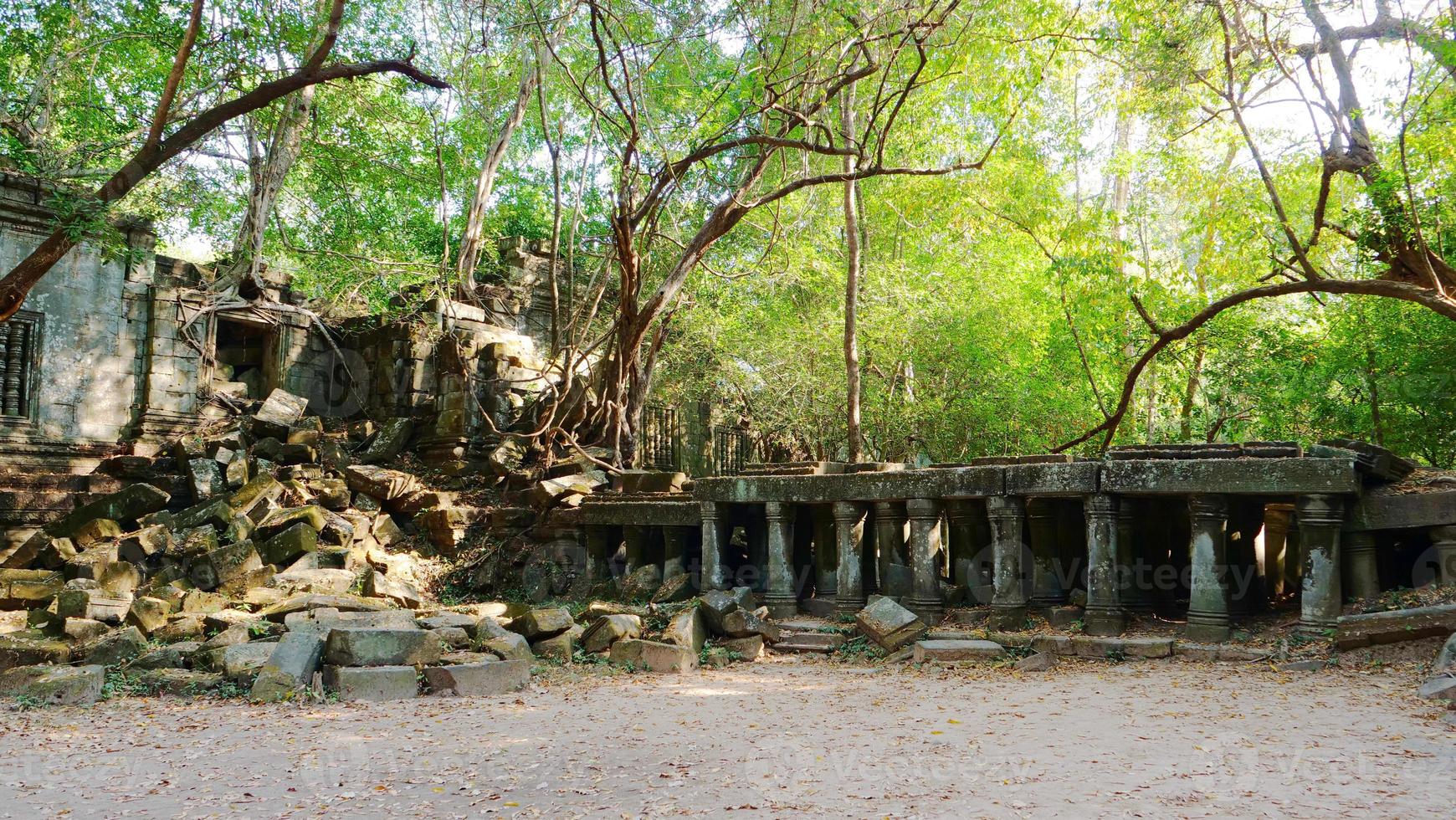 Beng Meal e ruínas de um templo antigo em Sieam Ream, Camboja foto