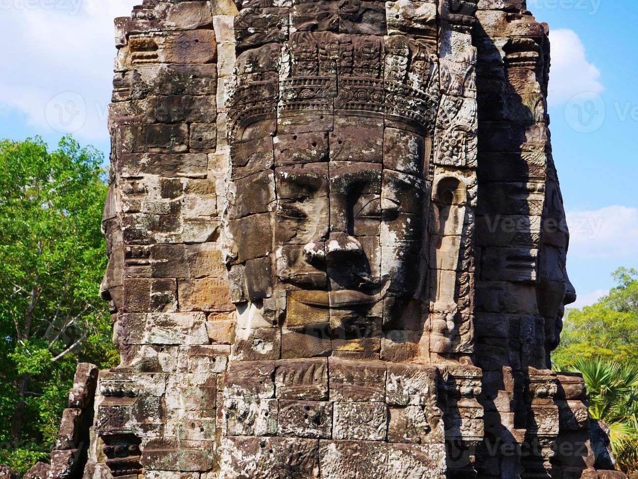 torre de frente no templo bayon, siem reap cambodia foto