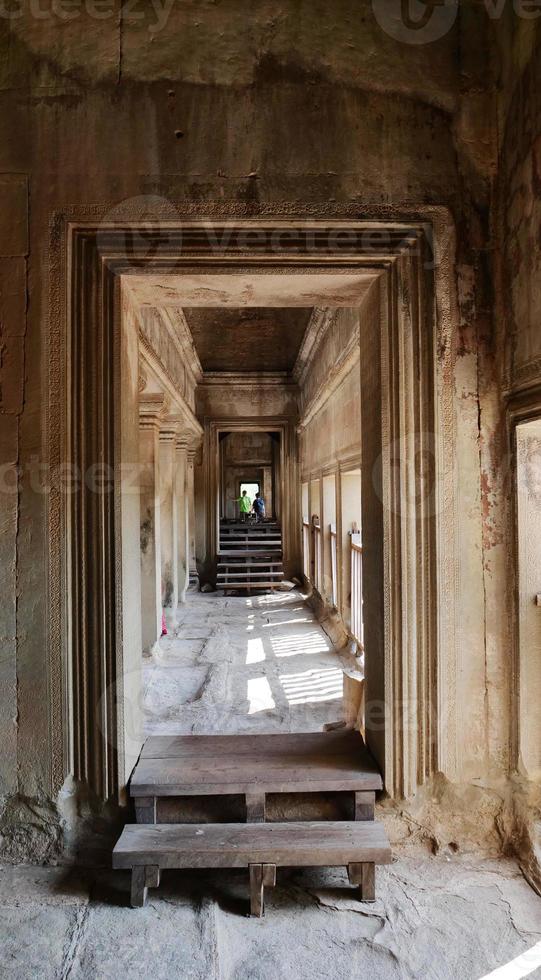 corredor de pedra do complexo de templos de angkor wat em siem reap cambodia foto