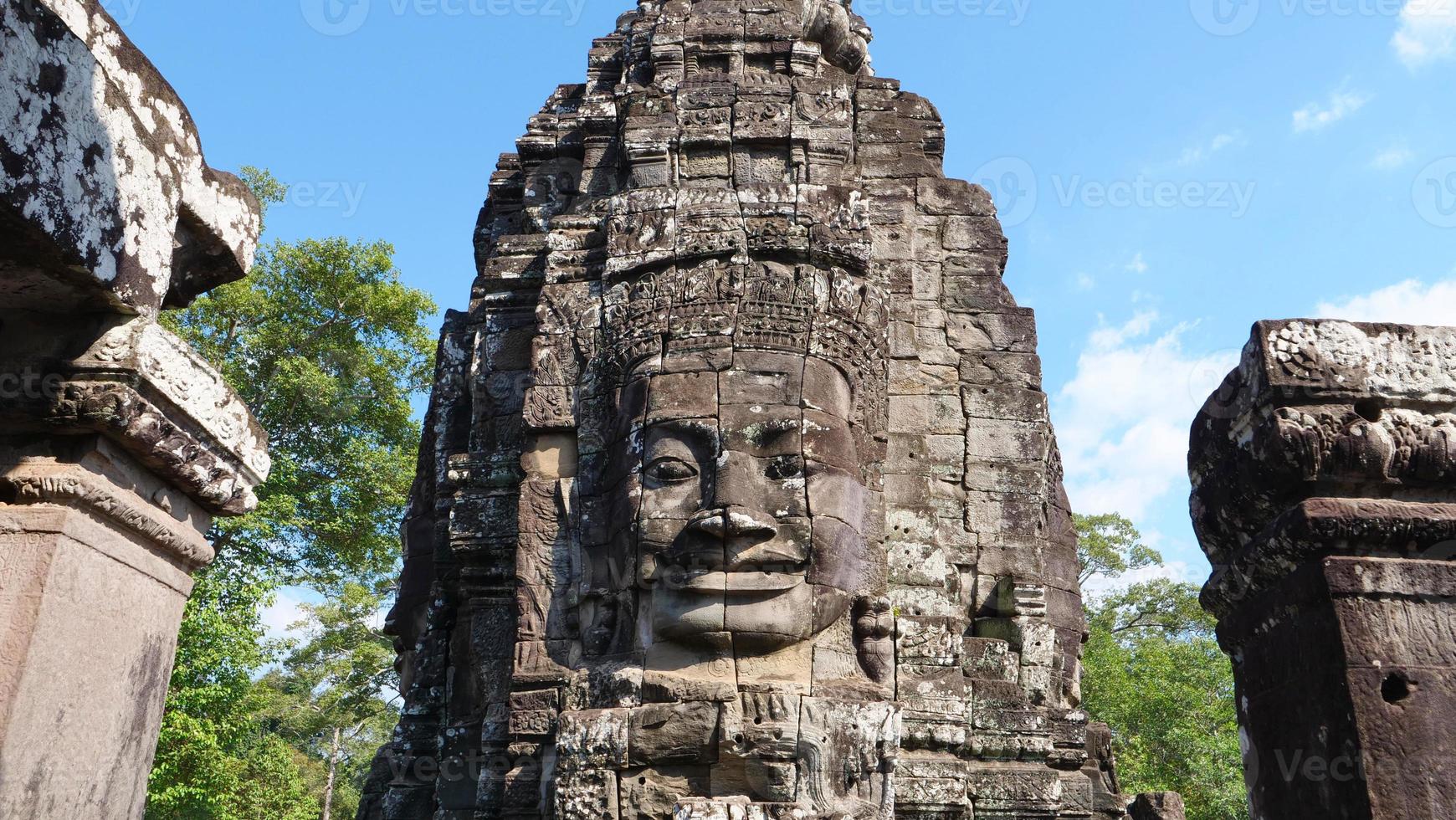 torre de frente no templo bayon, siem reap cambodia foto