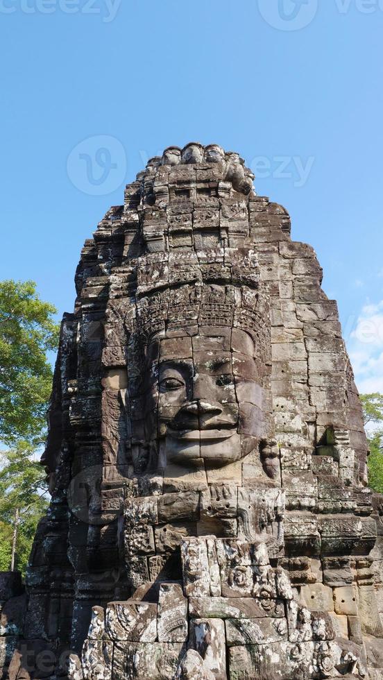 torre de frente no templo bayon, siem reap cambodia foto