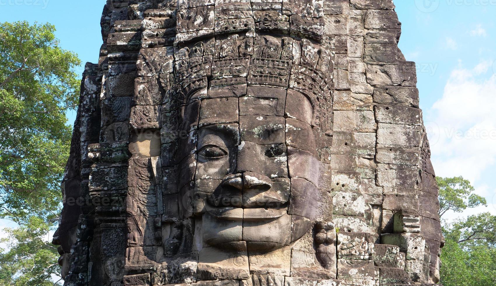 torre de frente no templo bayon, siem reap cambodia foto