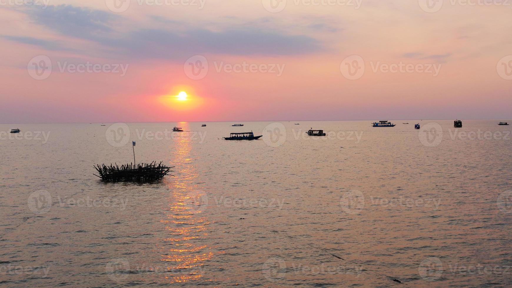 belo pôr do sol do lago tonle sap em siem reap, camboja. foto