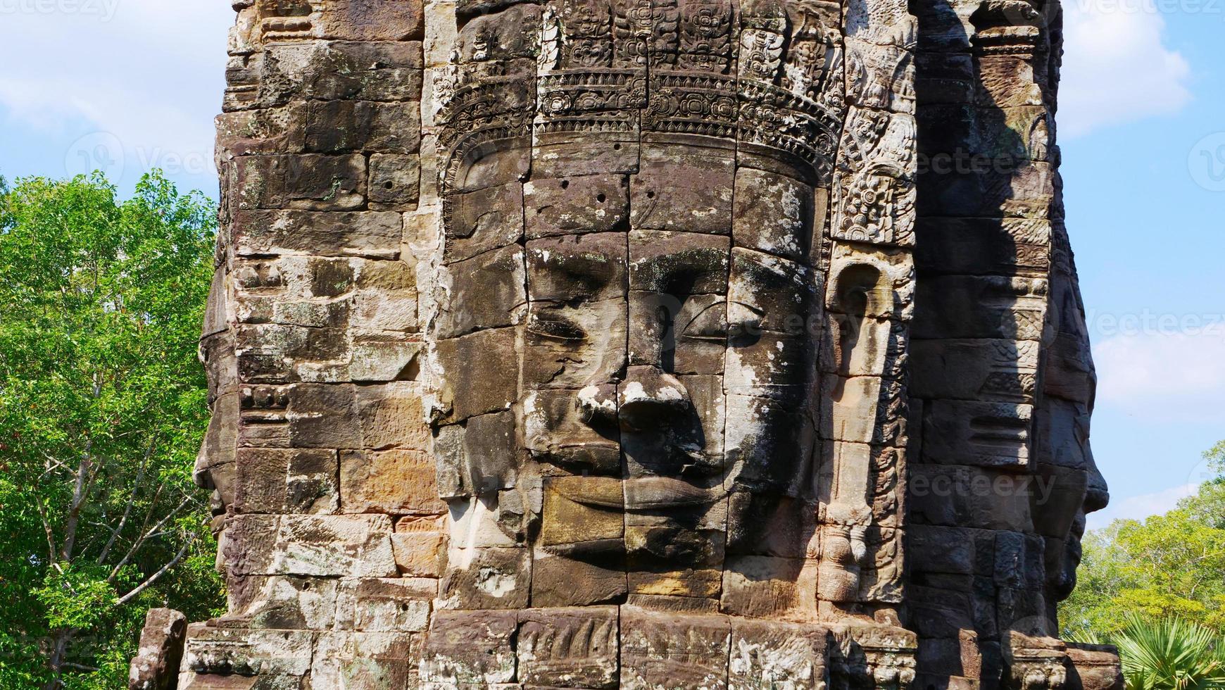 torre de frente no templo bayon, siem reap cambodia foto