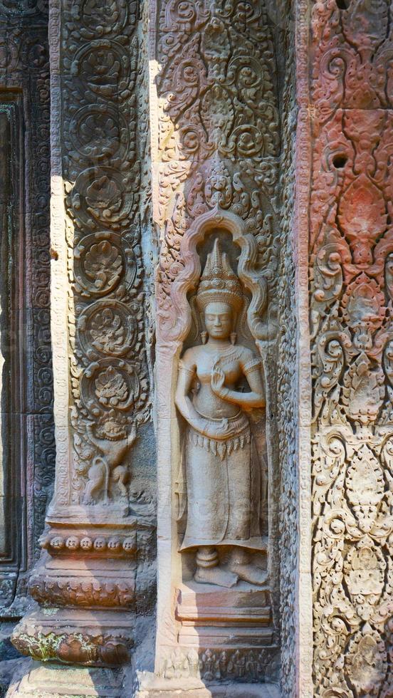 escultura em pedra no templo ta prohm, em siem reap cambodia. foto