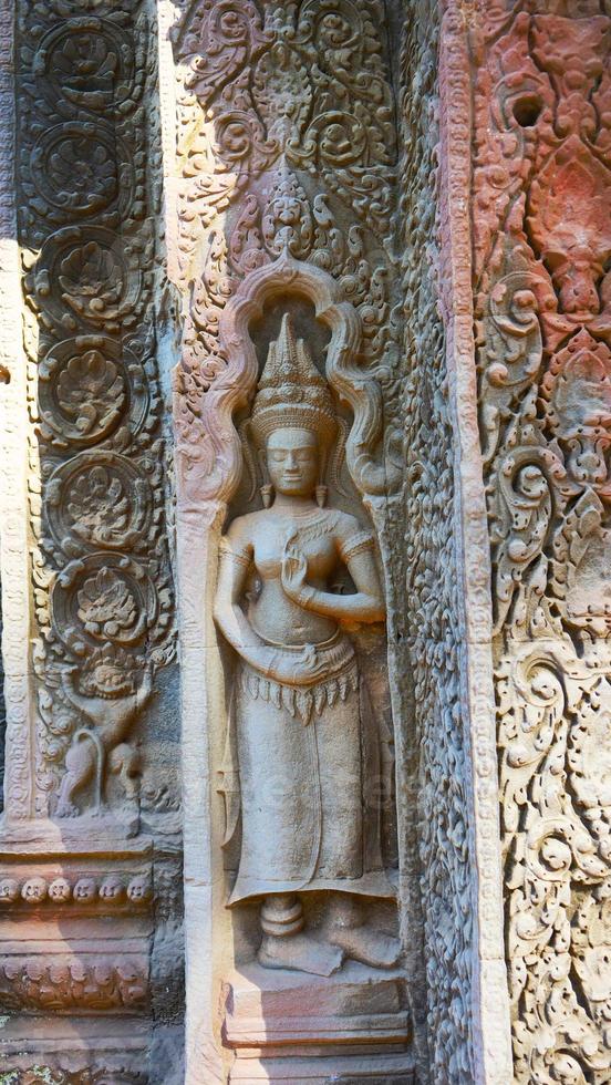 escultura em pedra no templo ta prohm, em siem reap cambodia. foto
